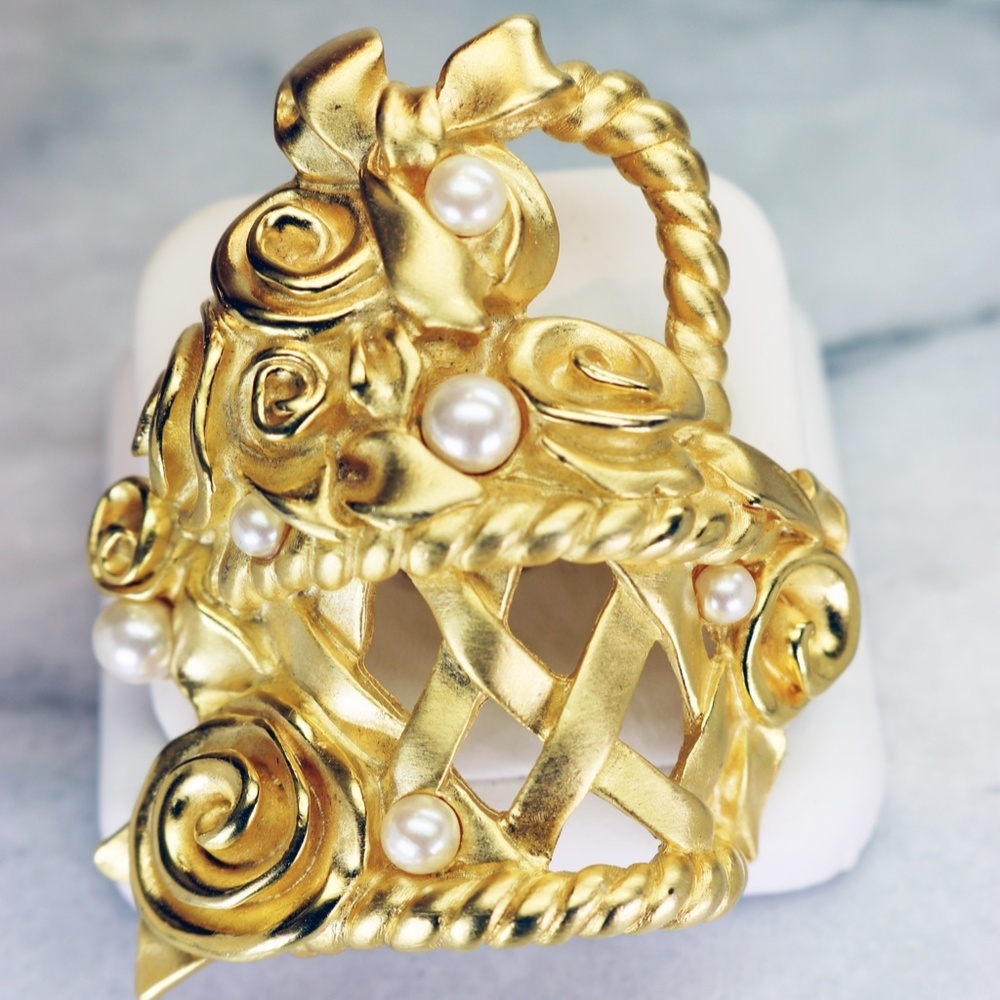 Givenchy 🎉 HP Vintage Rose & Pearl Basket Brooch Mother’s Day Gift!! 💞🫶🏻🛍️ - Picture 8 of 16